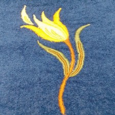 ASCIUGAMANO DI SPUGNA BLU CON TULIPANO RICAMATO A MANO PUNTO PIENO