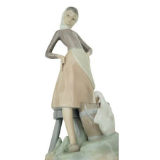 NUOVA STATUINA LLADRO RAGAZZA