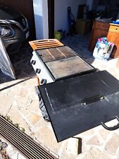 barbecue a gas color legno con supporti laterali 