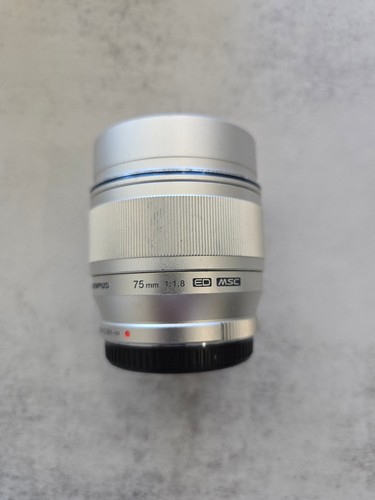 Olympus 8 m zuiko - 75, f/1.8