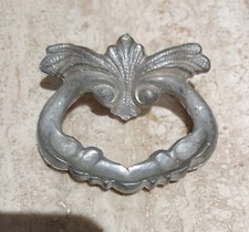 Antica maniglia o battiporta in peltro