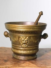 Mortaio in bronzo con festoni e mascheroni e manici a teste muliebre