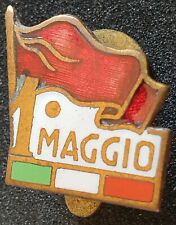 Partito Comunista Italiano distintivo 1 MAGGIO bandiera LAVORO simbolo spilla 