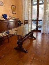 tavolo da salotto o sala da pranzo, in noce massiccio con piano in cristallo 