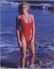 Foto firmata Erika Eleniak