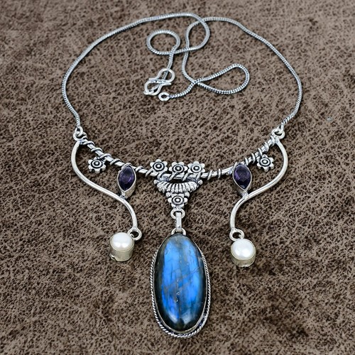 Collana con pietre preziose