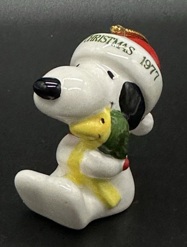 Snoopy hugging woodstock - hugging,