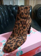 Scarpe leopardate con tacco comodo 