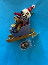 DEB CANHAM'S "SLEIGH RIDE" ORSO IN MOHAIR E PANDA IN ABITI NATALIZI IN SLITTA