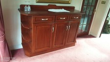 credenza solida con cassetti