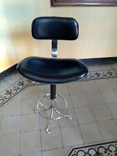 sedia girevole in acciaio cromato  e finta pelle.