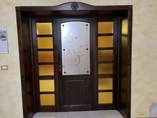 Porta interna con decori artigianali.