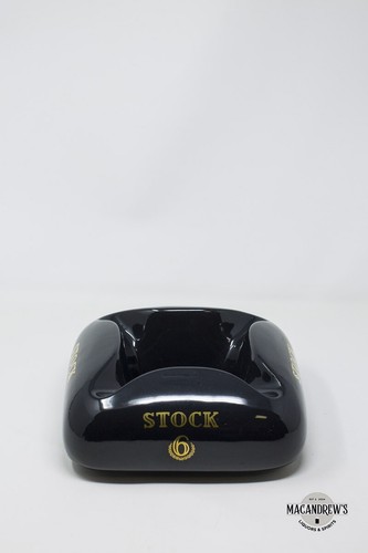 Posacenere ceramica stock - in,