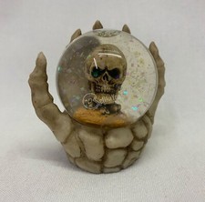 Palla di neve teschio nella