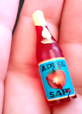 B551 - BARBIE / MIDGE / SKIPPER 60s bottiglia succo di mela mini plastica rara