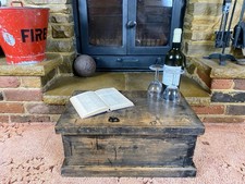 Vecchia cassapanca antica in pino, baule portaoggetti vintage in legno, scatola coperta, tavolino.