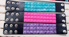 Bracciali in pelle con borchie