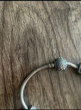 bracciale pandora originale con charm, vendibili anche separatamente. 