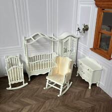 Set mobili asilo in miniatura 1:12 - casa delle bambole culla bianca, sedia a dondolo