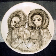 PIATTO DA PARETE CERAMICA PORCELLANATA DIPINTA A MANO E FIRMATO.