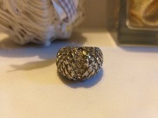Anello massiccio con scintilli