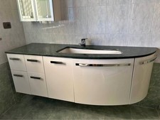 Mobile bagno sospeso, bianco laccato, con lavabo e miscelatore, e top in pietra