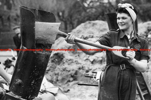 F008287 volunteer female - volunteer,