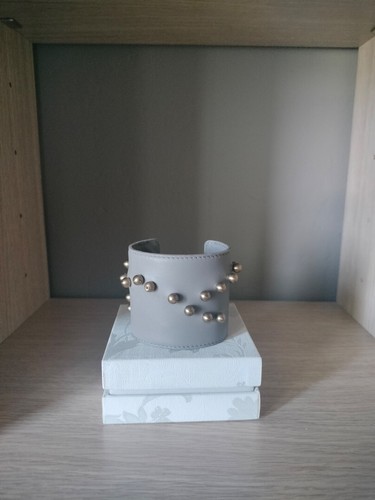 Bracciale rigido realizzato - , a