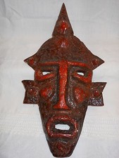 Maschera rossa cartapesta da