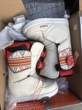 TRENTADUE STIVALI DA SNOWBOARD