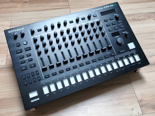 Roland aira rythm - tr-8s,