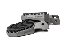 AKRAPOVIC Pedane in Titanio