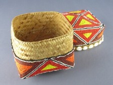 Contenitore offertorio balinese scatola con perline e conchiglie vintage XX Sec.