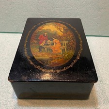 RARA SCATOLA LACCATA RUSSA VINTAGE DIPINTA A MANO RAFFIGURA UNA SCENA DELL’OPERA