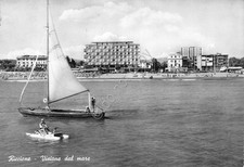 Cartolina Riccione vista dal mare con pattino e barca a vela alberghi Savioli 