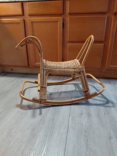 Cavallo dondolo rattan - in,