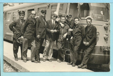 foto di gruppo con ferrovieri e Littorina alla Stazione di Paternò (Catania) 