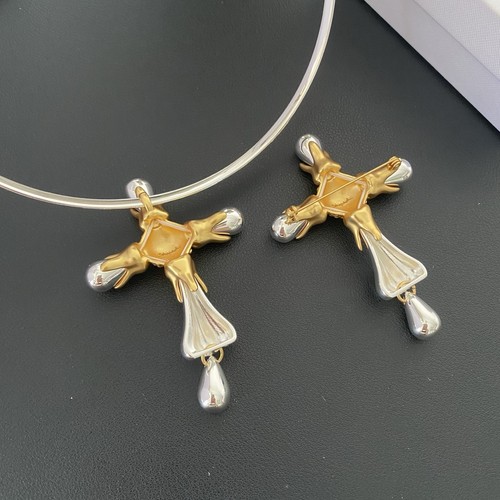 Collana girocollo croce tono