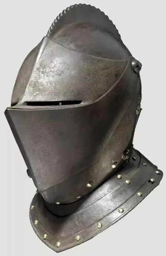 Elmetto guerriero chiuso