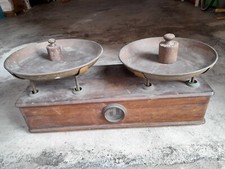 Bilancia antica funzionante con piatti in rame, da restaurare parte in legno.