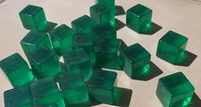 48 vecchi dadi a cubo traslucidi in bachelite o verde lucite diametro 3/4".