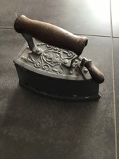 ANTICO FERRO DA STIRO IN GHISA FERRO MANICO LEGNO A CARBONE PRIMI '900. CW31