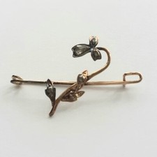 Piccola spilla fine '800 in oro rosso 14 kt con 1 diamante a goccia e 5 piccoli