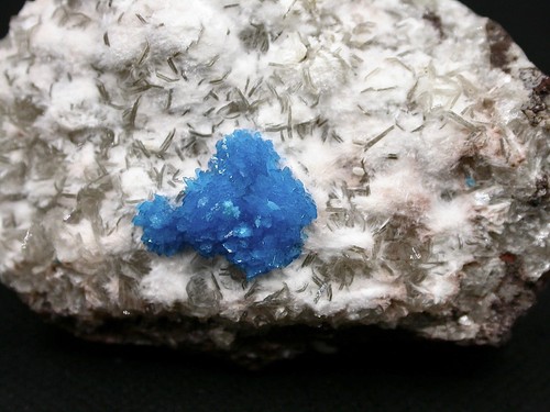 Cavansite pentagonite sur - pentagonite,