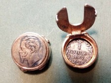 Coppia di copribottoni in argento dorato a pinza con monetina 1867 (H90)