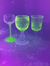 tre antichi bicchieri da collezione in vetro all'uranio