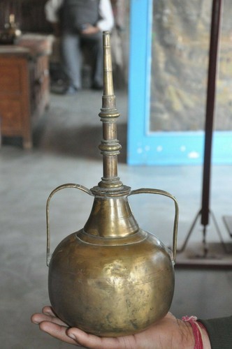 Vecchio ottone fatto - a, mano