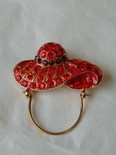 Cappello rosso donna spilla