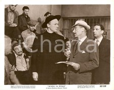 1952 WHEN IN ROME Joseph CALLEIA e Van JOHNSON in abito talare *Foto di scena