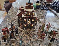 Casa natalizia in ceramica